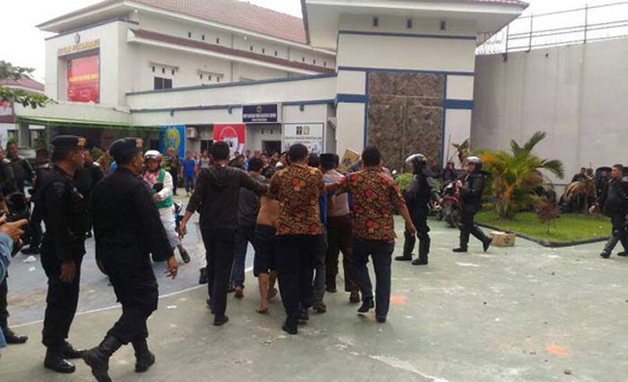 Beberapa tahanan yang kabur berhasil digiring mamsuk kembali ke Rutan Sialang Bungkuk Pekanbaru, Riau hari Sabtu (6/5) pagi. (foto: dok riau)