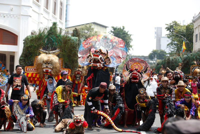Suasana Parade Budaya dan Bunga Hut Kota Surabaya ke-724, Minggu (7/5). (Foto: Nizar Mohamad Afandi)