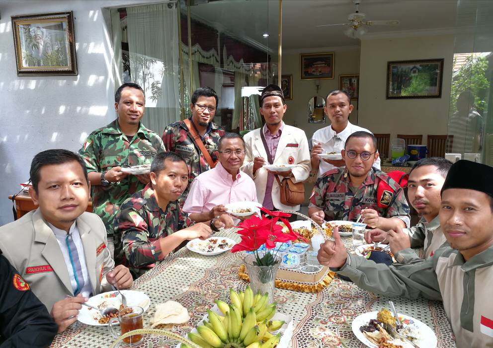 DUKUNGAN: Ketum Pemuda Muhammadiyah Dahniel Simanjutak beri dukungan Dahlan Iskan di rumahnya Surabaya. (foto istimewa)