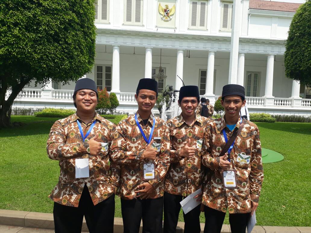 JUARA: Santri Tebuireng peserta Musabaqah Hifzil Qur'an se Asia Pacific mejeng di depan Istana Negara Jakarta.