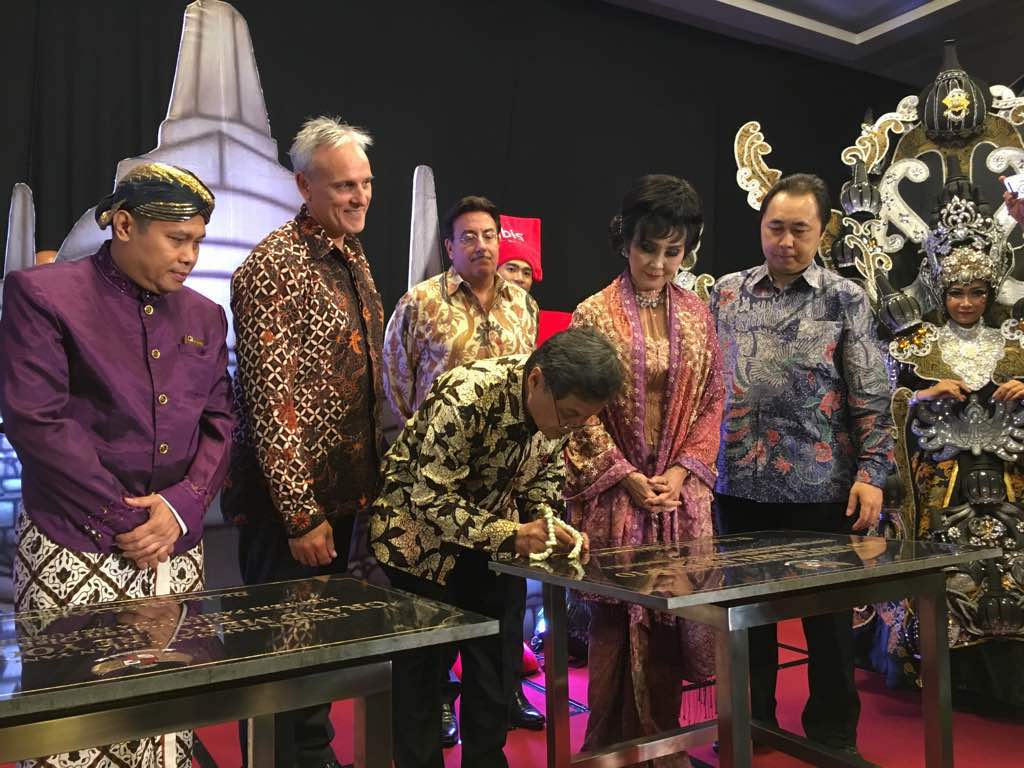 MURI: Peresmian Hotel Grand Mercure dan Ibis Yogyakarta Adisucipto yang mendapat rekor MURI karena mengusung ornamen Borobudur.
