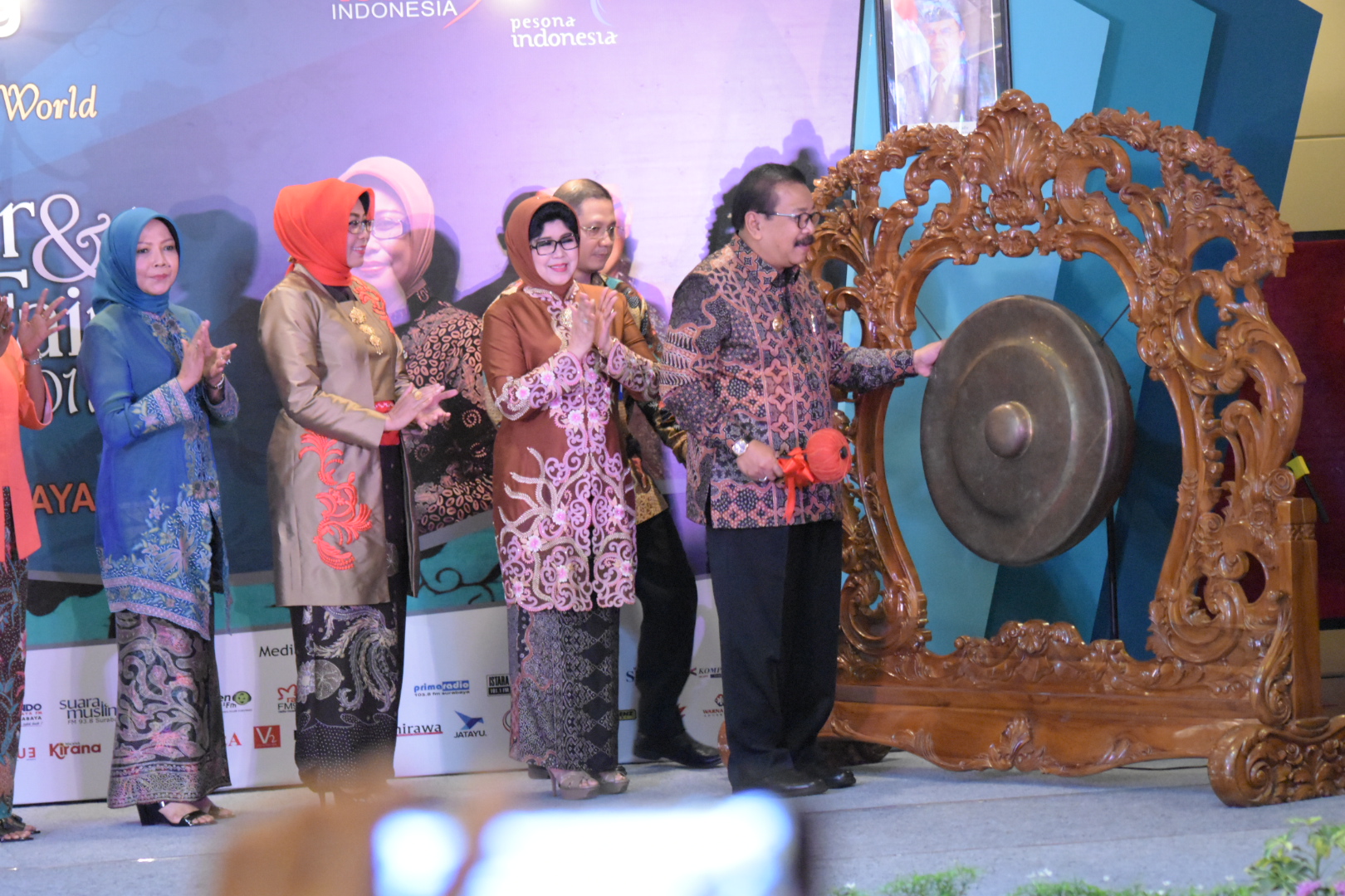 Gubernur Jawa Timur Pakde Karwo, saat membuka Pameran Batik dan Bordir di Grand City, Surabaya, Rabu (10/5). (foto: ngopibareng.id)
