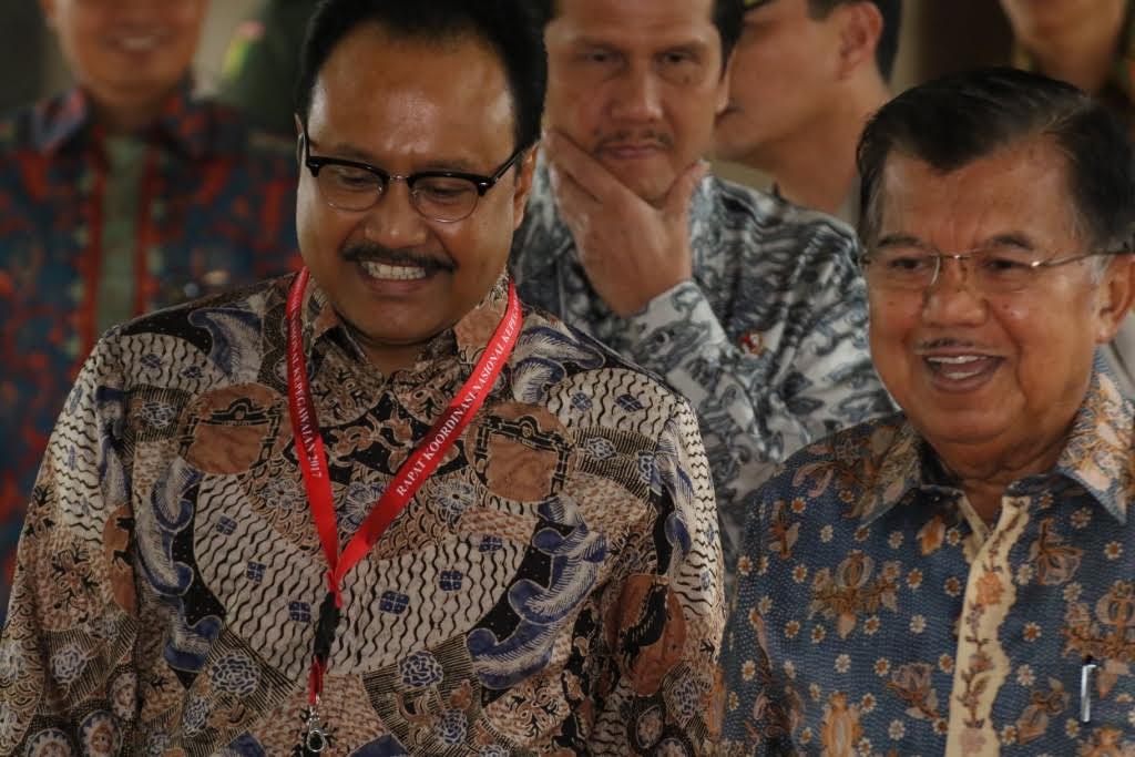 Wagub Jawa Timur bersama Wapres Jusuf Kalla, dalam rangkaian  acara RaKORNAS Kepegawaian sekaligus penerimaan Penghargaan BKN Award  Tahun 2017 di JJC Jakarta, Rabu (10/5).