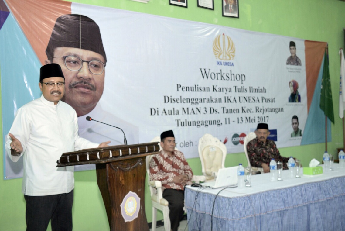 Wakil Gubernur Jawa Timur Saifullah Yusuf (Gus Ipul) berkesempatan membuka Workshop Karya Tulis Ilmiah yang diadakan oleh IKA UNESA di Aula MAN 3 Ds. Tanen Kec. Rejotangan Kabupaten Tulungagung, Kamis (11/5).
