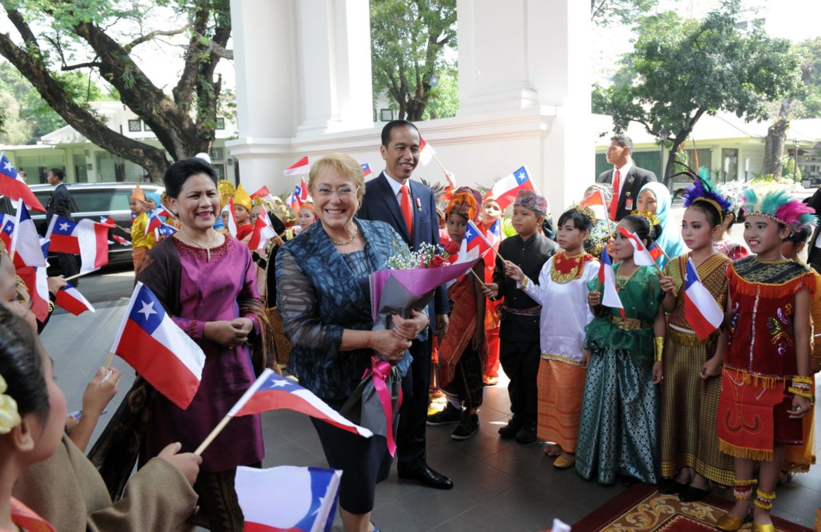 Presiden Joko Widodo menerima kunjungan kenegaraan Presiden Republik Chile, YM Veronica Michelle Bachelet Jeria, di  Istana Merdeka, pada Jumat (12/5). (Foto: Biro Pers Setpres)
