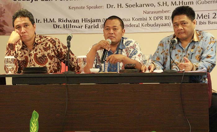 Ridwan Hisyam, pimpinan Komisi X DPR-RI (kanan), dan Hilmar Farid, Dirjen Kebudayaan Kemendikbud (kiri) pada Seminar Undang-undang Pemajuan Kebudayaan di Surabaya hari Sabtu (13/5) siang. (foto: anis)