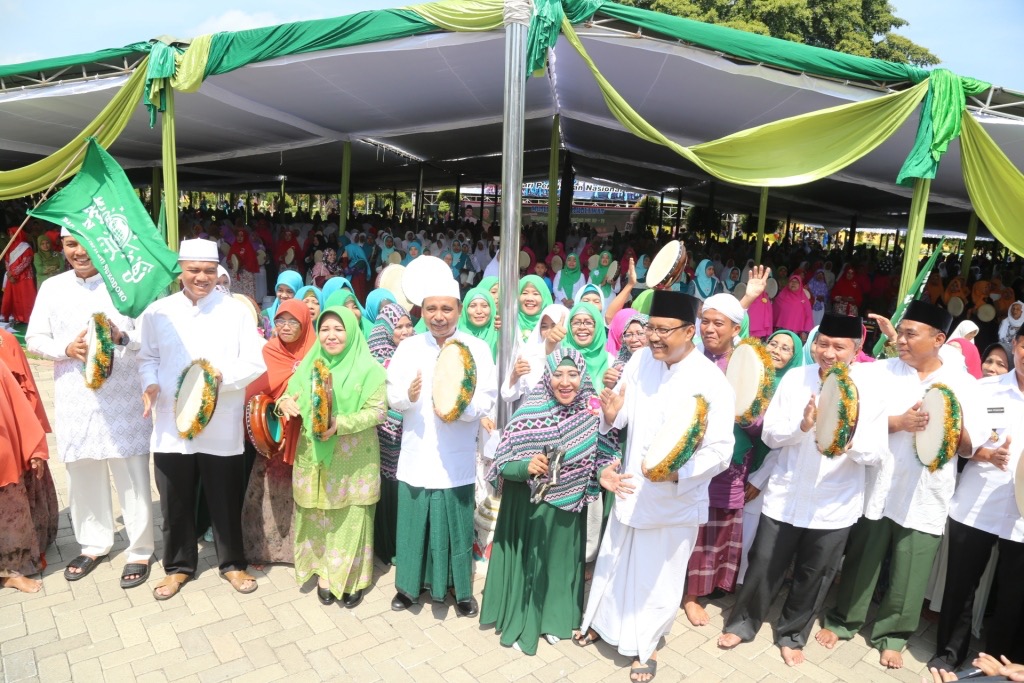 Wakil Gubernur Jatim Saifullah Yusuf (Gus Ipul) saat menghadiri Harlah Muslimat NU Ke-71 di Taman Alun-alun Lumajang, Minggu (14/5).