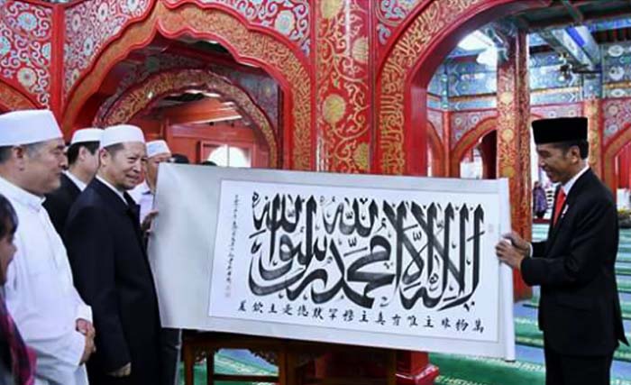 Presiden Jokowi menerima kenang-kenangan kaligrafi dari pengurus Masjid Niujie di Beijing, hari Minggu (14/5) siang. (foto: jose asmanu)