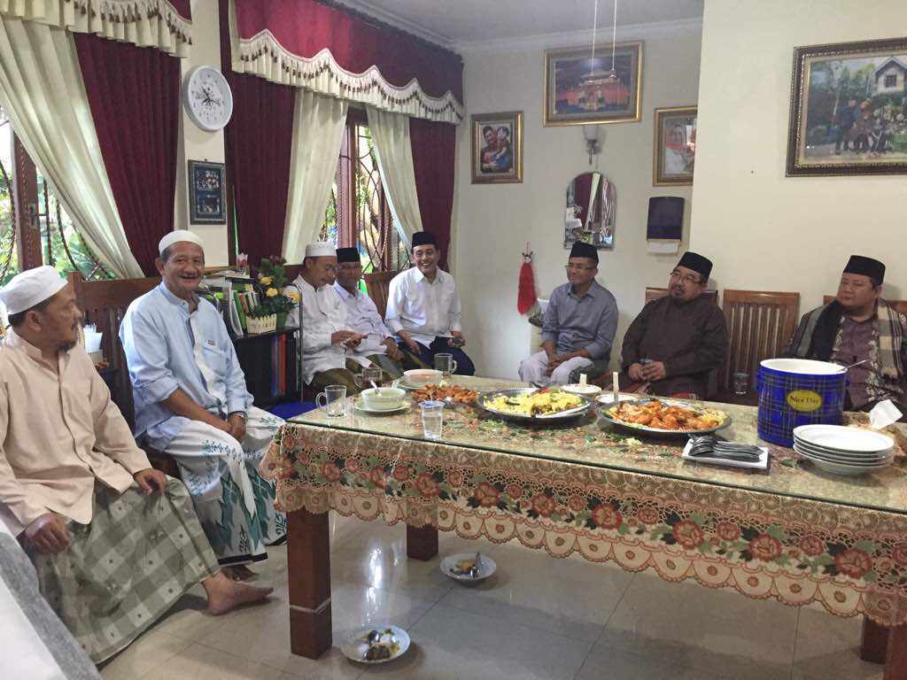 SUPPORT: Sejumlah kiai dari PWNU Jatim mengunjungi rumah Dahlan Iskan untuk memberi dukungan moral. (Foto Istimewa)