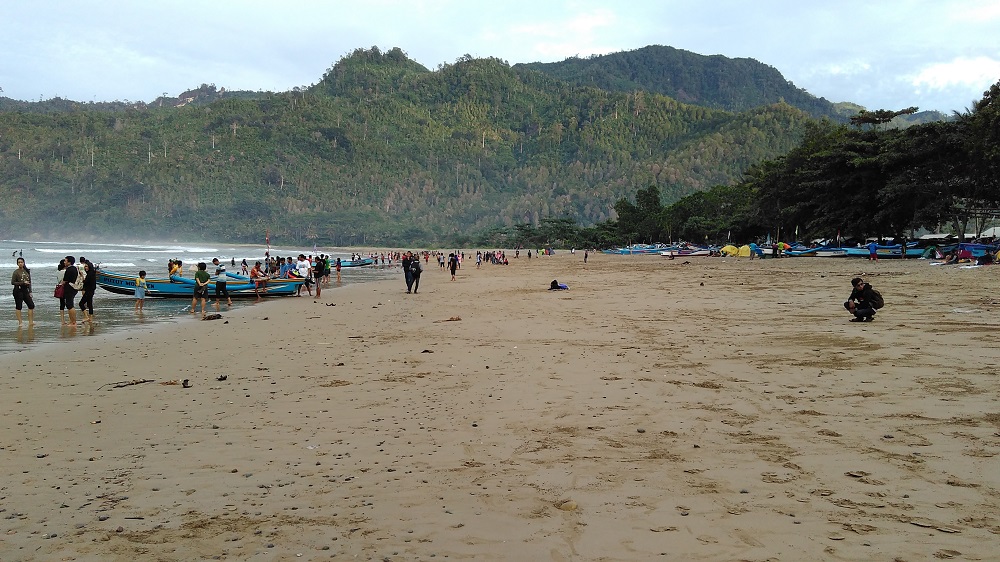 Ilustrasi suasana pariwisata Indonesia tepatnya di pantai yang berlokasi di Malang Selatan. (foto: ngopibareng.id)