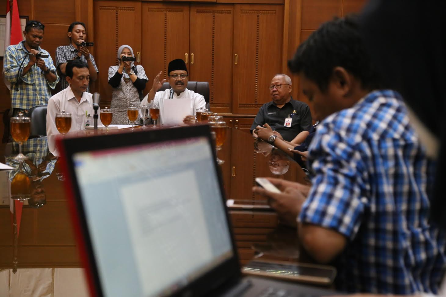 Wakil Gubernur Jawa Timur Saifullah Yusuf (Gus Ipul), ketika memberikan keterangan pers di kantornya, Jalan Pahlawan Surabaya, Rabu (17/5).