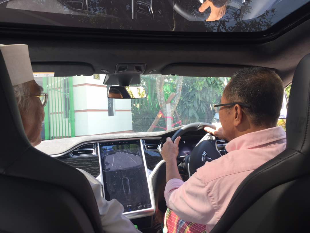 Gus Mus dan Dahlan Iskan berkeliling Surabaya naik Mobil Listrik Indonesia, Kamis (19/5/17)