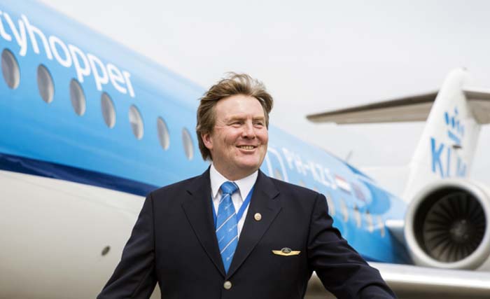 Raja Belanda Willem-Alexander di depan pesawat Boeing 737 milik maskapai Belanda, KLM. (foto: nationalpost)