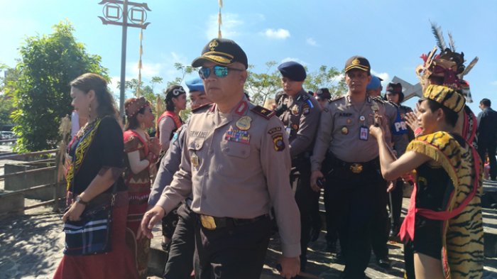 Kapolda Kalimantan Barat, Brigjen Pol Erwin Triwanto telah datang pada lokasi pembukaan Pekan Gawai Dayak ke-32 di Rumah Radakng, Jalan Sultan Syahrir Pontianak, Sabtu (20/5). (Foto: Tribun Pontianak)