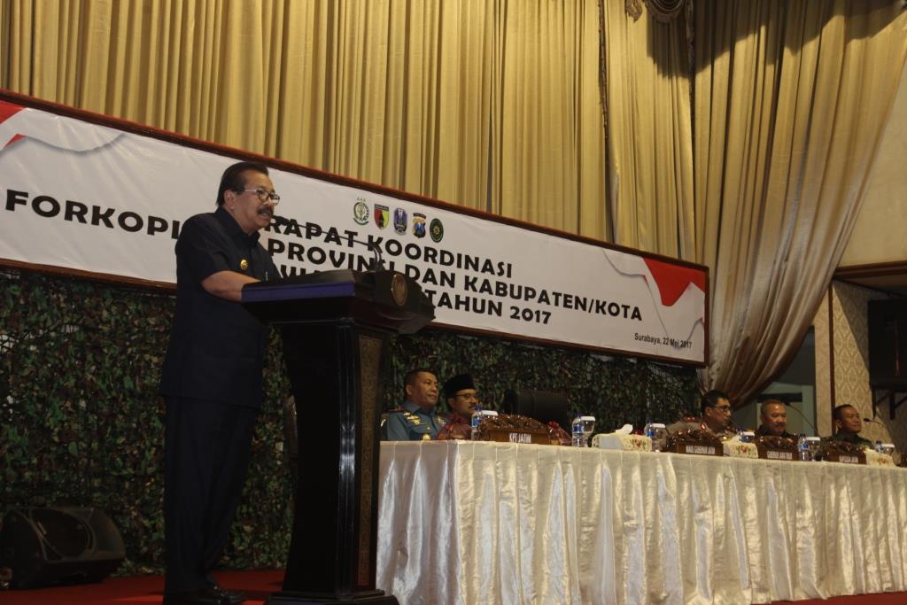 Gubernu Jatim Soekarwo memberikan sambutan dan materi pada acara Rakor Forkopimda Provinsi, Kabupaten & Kota Se-Jawa Timur Tahun 2017 di Balai Prajurit Kodam V Brawijaya, Senin (22/5).