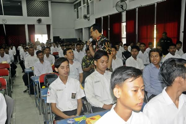 Wagub Jatim menyapa para peserta yangg mengikuti rekrutmen PT. Astra  Daihatsu dan Dinas Tenaga Kerja Prov. Jatim. Selasa, (23/5).