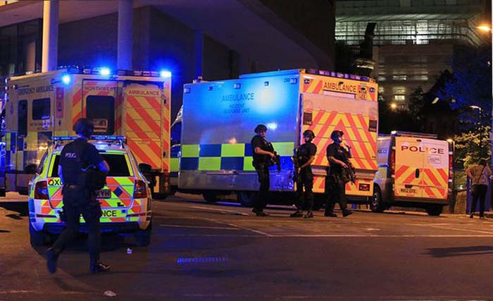 Polisi kota Menchester bersiaga usai ledakan bom di stadion Menchester, Inggris Senin malam. (foto: afp)