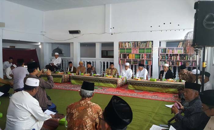 Ketua Umum PKB Muhaimin Iskandar bersama para kiai di Pesantren Lirboyo, Kediri, hari Rabu (24/5) siang. (foto: far)