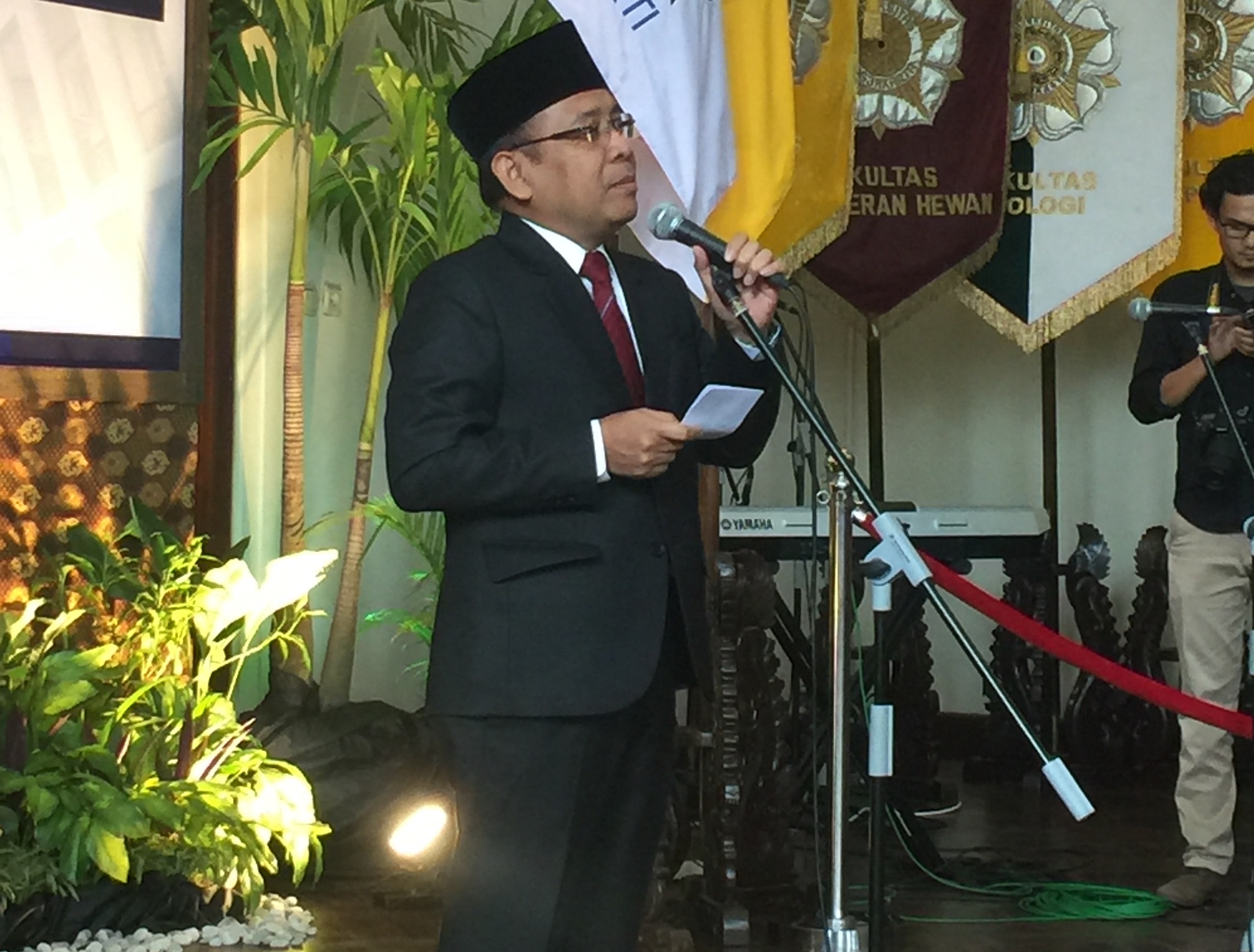 PESAN: Peof Dr Pratikno saat melantik Rektor UGM Prof Dr Panut Mulyono. 
