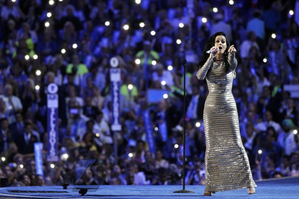 Katy Perry saat manggung di sebuah konser di Amerika Serikat.