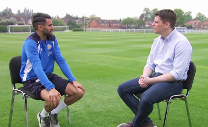 Riyad  Mahrez (kiri) diwawancara wartawan. Ia mengatakan semua sudah tahu kalau dia akan tinggalkan Leicester City. (foto: dokumentasi)
