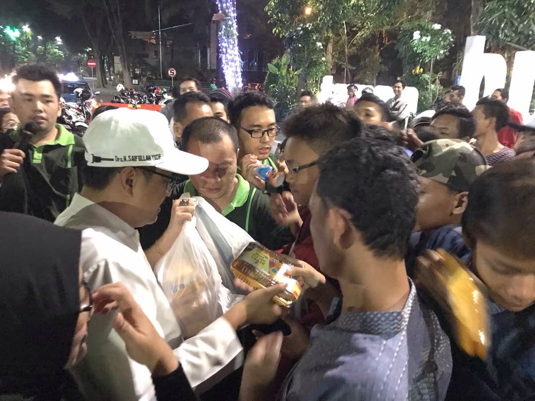 Wakil Gubernur Jawa Timur Saifullah Yusuf (Gus Ipul) saat memperingati Harlah Pancasila dengan membagikan sahur ke masyarakat yang tengah berada di Taman Bungkul Surabaya, pada Kamis (1/6) dini hari.