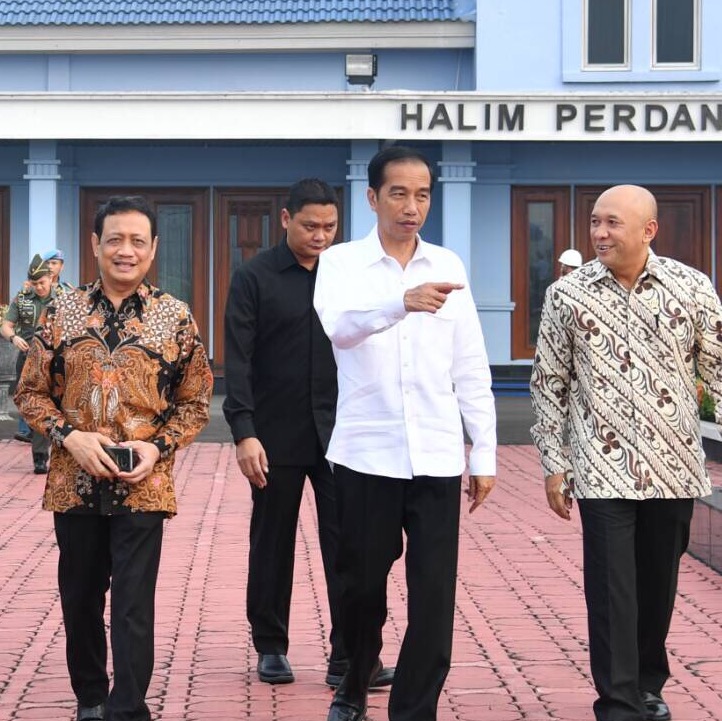 KUNJUNGAN: Presiden  Jokowi didampingi Kepala Staf Kepresidenan Teten Masduki dan Stafsus Sukardi Rinakit saat akan kunjungan ke Malang. (Foto Biro Pers/Setpres)
