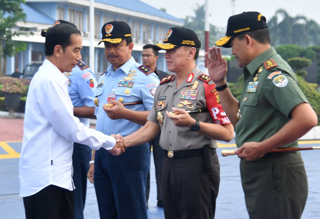 KUNKER: Presiden Jokowi saat akan bertolak ke Malang untuk kunjungan kerja. (Foto Biro Pers/Setpres)