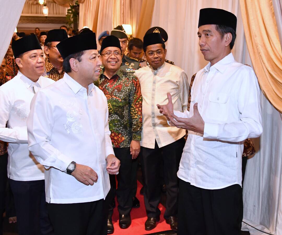 BUKA PUASA: Presiden Jokowi saat buka puasa di rumah dinas Ketua DPR RI (Foto Biro Pers/Setpres)