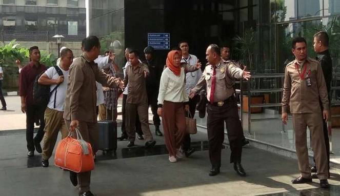 Enam pejabat DPRD Jawa Timur yang terjaring operasi tangkap tangan (OTT) tiba di Gedung KPK, Selasa (6/6) siang.