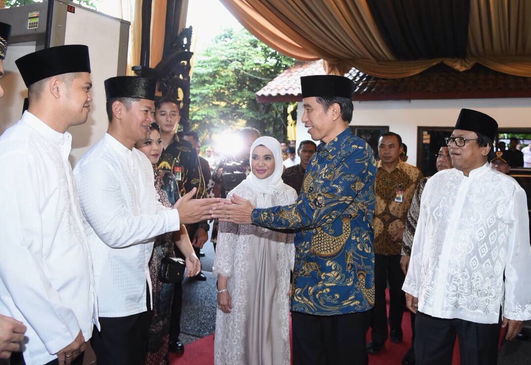 Presiden Joko Widodo kediaman Ketua DPD Oesman Sapta Odang yang berlokasi di Jalan Karang Asem Utara, Jakarta, Selasa (6/6) sore. (Foto: Biro Pers Setpres).