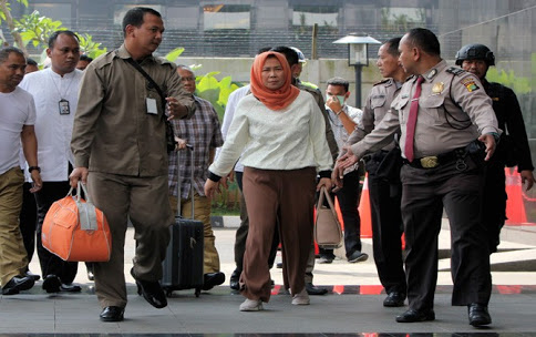 SUAP: Kadis Peternakan Rohayati dan Kadis Pertanian Bambang Heryanto saat tiba di gedung KPK Jakarta. 