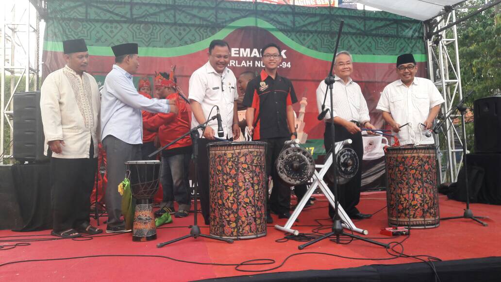 KIPRAH BARU: Ketua HPN Jatim Arif Afandi membuka Bazaar Ramadhan 2017 di depan Royal Square Surabaya.