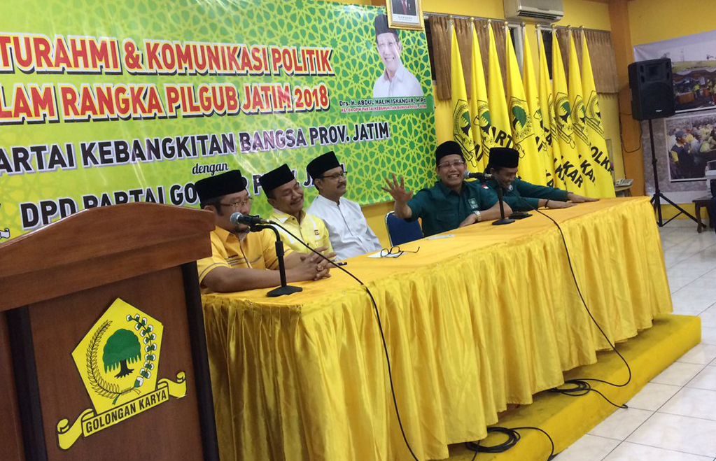Gus Ipul dan Ketua DPW PKB Jawa Timur Abdul Halim Iskandar bersilaturahmi dengan DPD Golkar di Kantor DPD I Golkar Jatim, Surabaya, Kamis (8/6) sore. (Foto: frd)