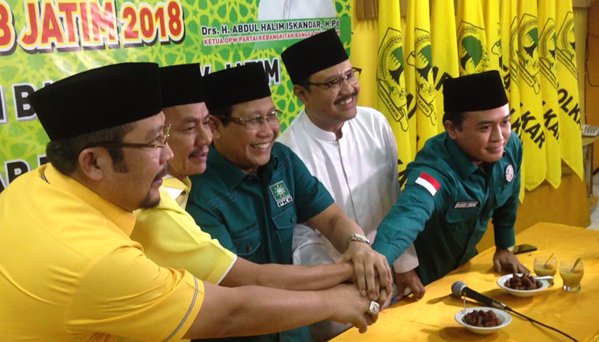Gus Ipul dan Ketua DPW PKB Jawa Timur Abdul Halim Iskandar bersilaturahmi dengan DPD Golkar di Kantor DPD I Golkar Jatim, Surabaya, Kamis (8/6) sore. (Foto: frd)