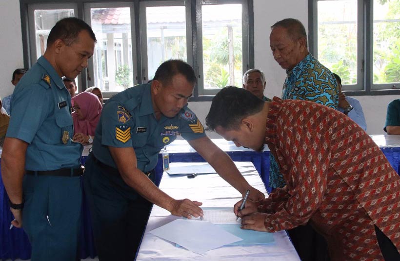 Ketua Kopetensi Keahlian Teknik Kendaraan Ringan / TKR  yang baru Lucki Candela, S.Pd saat menandatangani saskah serah terima jabatan di depan Kepala Sekolah SMK KAL-1 Surabaya.