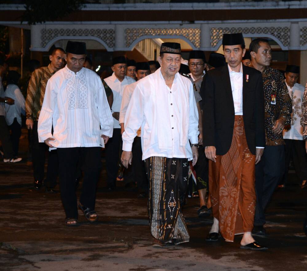 KUNJUNGAN: Presiden Jokowi bersama pimpinan Pondok Pesantren Cipasung, Tasikmalaya. (Foto Biro Pers/Setpres)