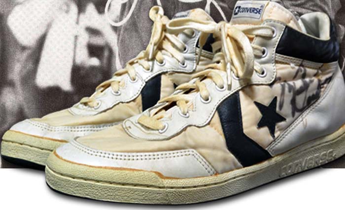 Sepasang sepatu  yang pernah dipakai Michael Jordan saat putaran final basket di Olimpiade Los Angeles 1984 kemarin terjual seharga  Rp 2,53 miliar. 