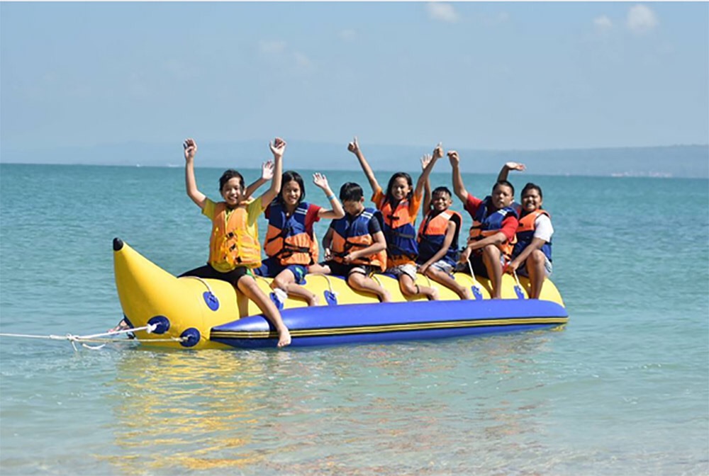 Mainan Laut ikut meramaikan wisatawan di Pantai Sembilan Sumenep.