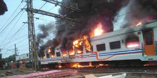 TABRAKAN. Gerbong KA Walahar Ekspres terbakar setelah ditabrak mbil boks di perlintasan Senin. 