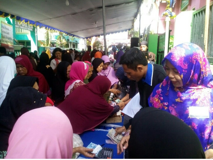 Pasar Sembako Murah yang digelar di Rungkut Tengah III, Surabaya ramai diserbu pembeli, untuk minyak goreng dan bawang putih. (foto: ngopibareng.id)