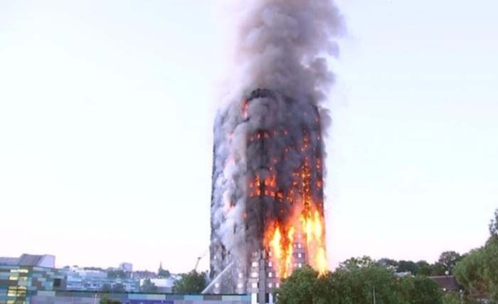 Grenfell Tower di London, Inggris, saat terbakar Rabu kemarin waktu setempat. Belasan penghuni meninggal saat berusaha menyelamatkan diri. (foto: afp) 