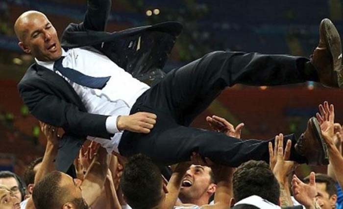 Zinedine Zidane diangkat oleh para pemain Real Madrid usai memenangi Piala Champion untuk ke 12 kalinya. (foto: dokumentasi)