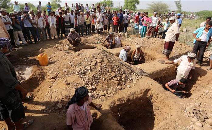 Penguburan jenazah akibat serangan Arab Saudi ke  Yaman. (foto: presstv.com)