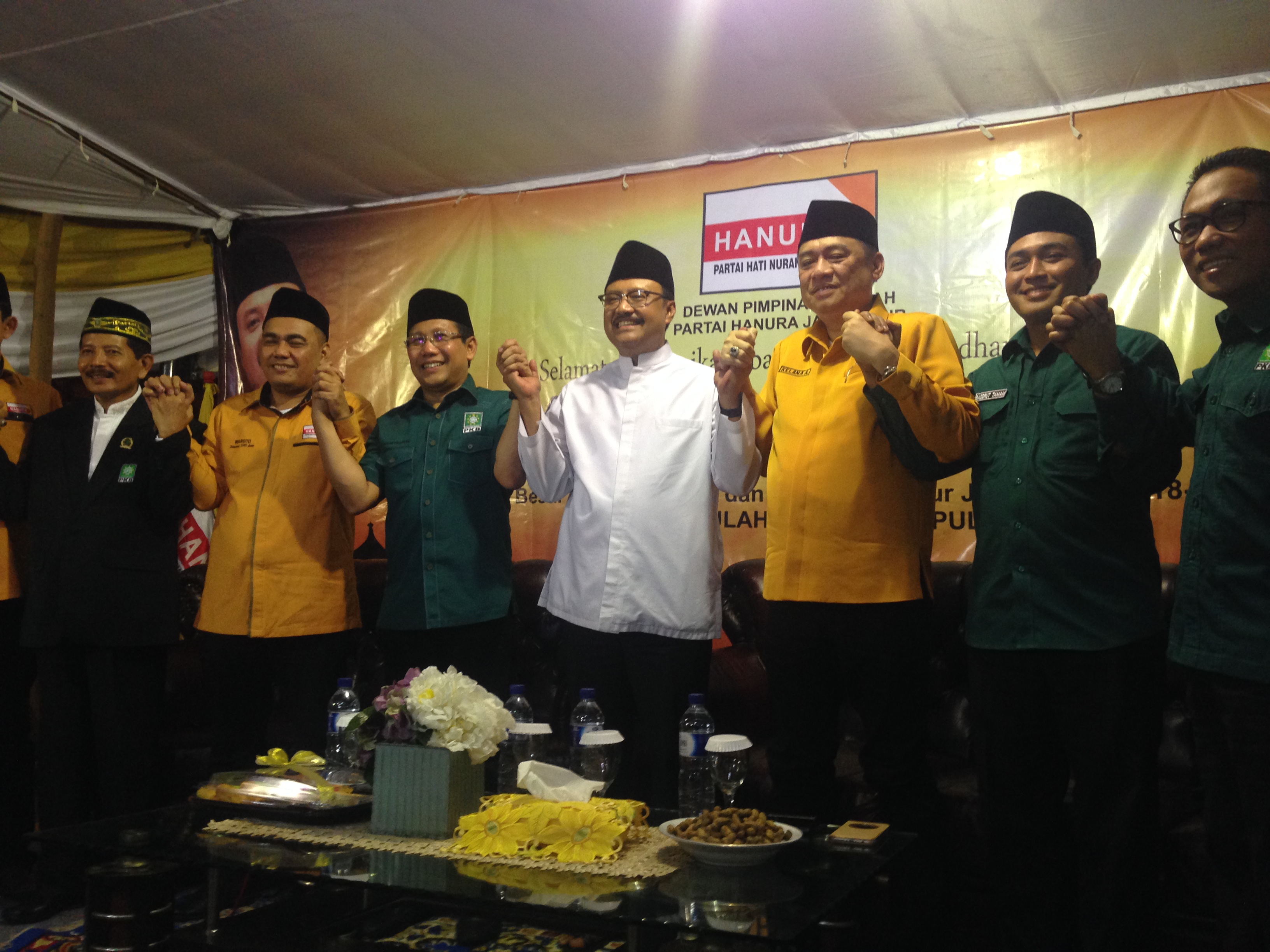 DPW PKB dan Gus Ipul Berjabat Bersama DPW Hanura Jatim, di Kantor Hanura Jatim, Surabaya (16/6) Malam. (Foto: frd)