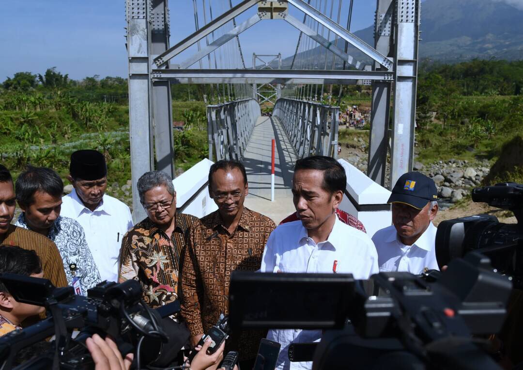 KUNJUNGAN. Presiden Jokowi memberikan keterangan pers usai meresmikan jembatan gantung di Temanggung. (Foto Biro Pers/Setpres)