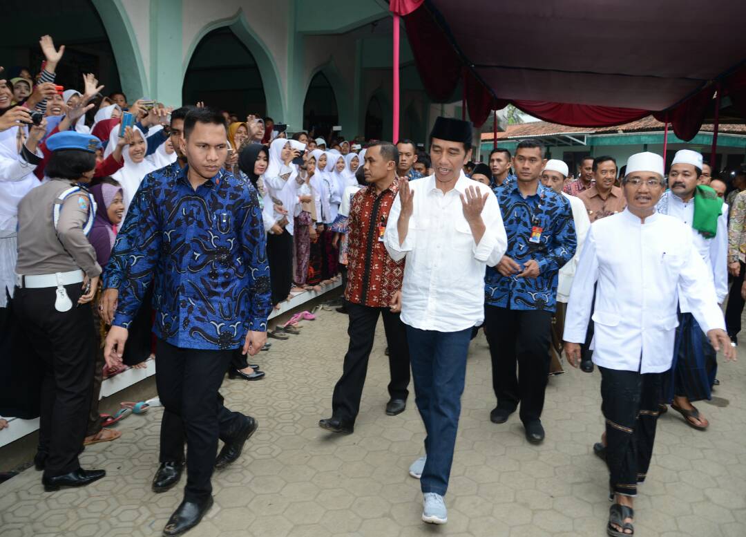 BLUSUKAN: Presiden Jokowi saat blusukan ke Pondok Pesantren Al Ihya Ulumuddin, Cilacap, 15/6/2017, lalu. (Foto Biro Pers/Setpres)