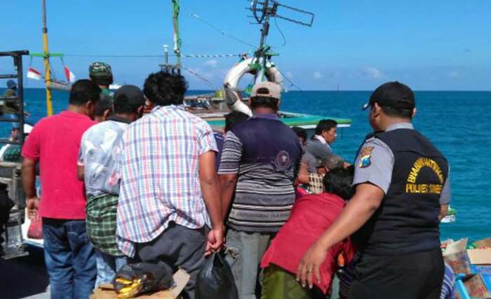 Tim SAR dan masyarakat hari Minggu (18/6) mengevakuasi penumpang kapal Express Bahari C-9 yang kandas di dekat dermaga Pulau Raas minggu dini hari. (foto:mediamadura.com), 