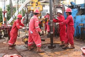 Salah satu kegiatan sumur minyak di Indonesia.