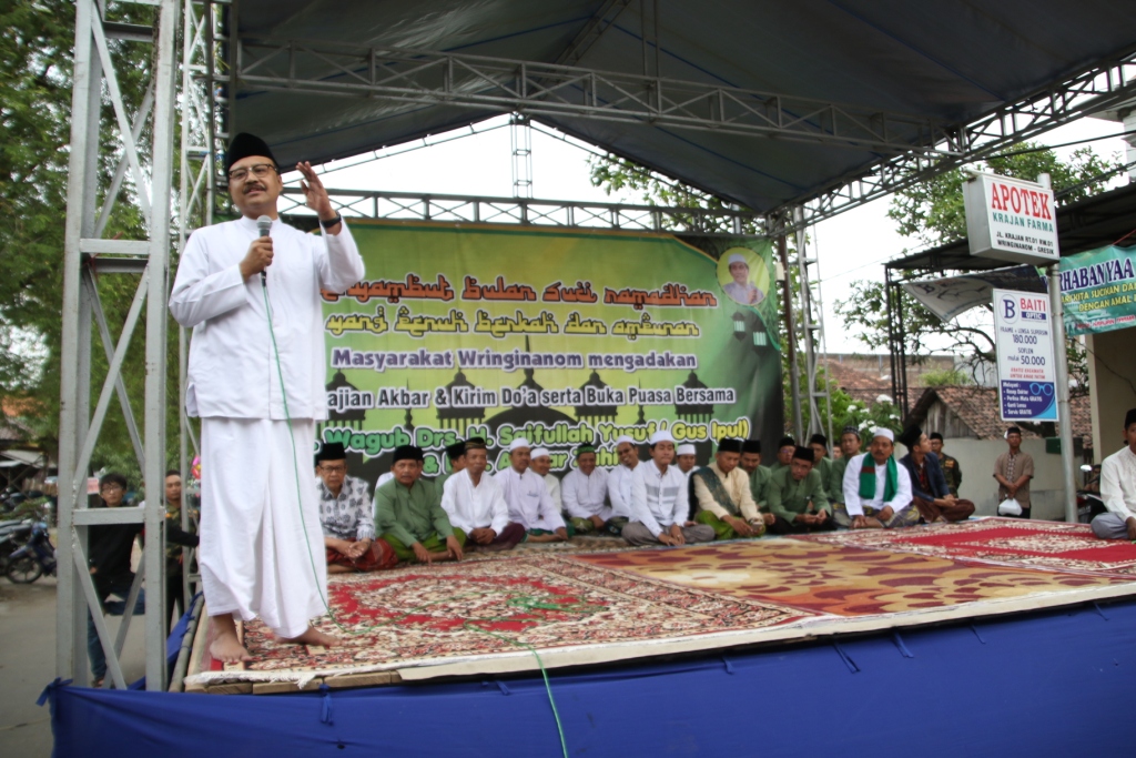 Wagub Jatim Saifullah Yusuf saat menyampaikan sambutan di acara  Pengajian Akbar di Sepanjang Jalan Raya Wringinanom Kabupaten Gresik, (21/6).